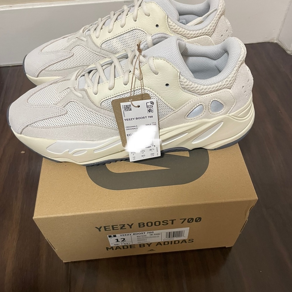 Yeezy boost 700 mens size 12
